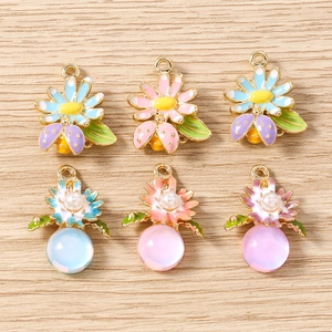 Détails des pendentifs fleurs en émail et breloques en perles pour la création de bijoux DIY