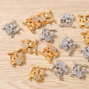 Detail von Gold- und Silbertrommel-Anhängern mit Strasssteinen und Schlaufen für DIY-Schmuck
