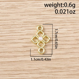 Vue macro d'un connecteur de bijoux fleur dorée avec perle blanche et boucles de fixation