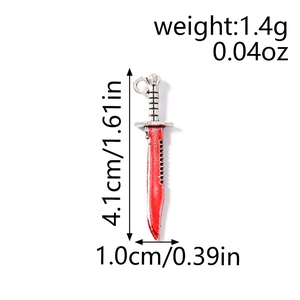 Makro-Detail des blutverschmierten Säge-Anhängers mit Maßen 4,1 cm und 1,4 g Gewicht