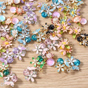 Collection détaillée de pendentifs floraux en alliage avec émail coloré et perles