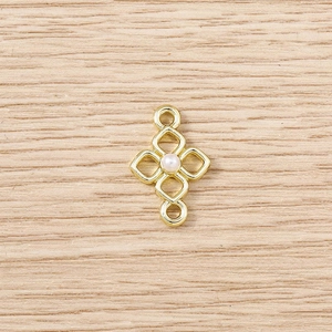 Vue rapprochée de connecteurs bijoux fleur dorée avec perle blanche et double anneau