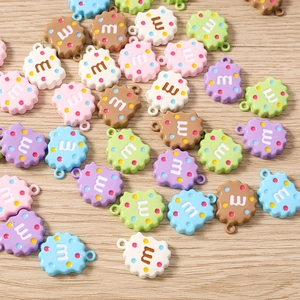 Pendentifs biscuits colorés en résine avec lettre m et anneau pour bijoux DIY