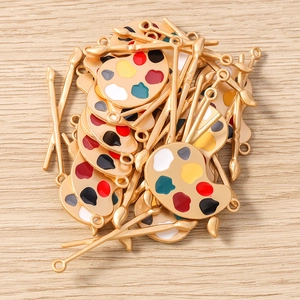 Détail de breloques palette et pinceau colorées pour accessoires de bijoux DIY