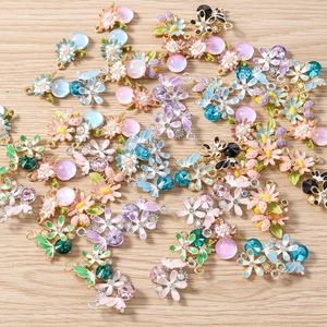 Détail des breloques fleurs émaillées avec perles et strass pour création de bijoux DIY