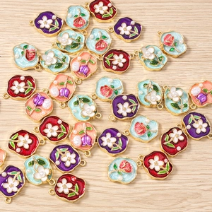Detail von Emaille Blumenanhängern mit Perlen und Goldrand für handgefertigten Schmuck