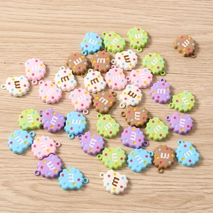 Gros plan de breloques en résine en forme de biscuits colorés pour bijoux DIY