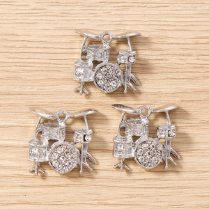 Detailgetreuer silberner Schlagzeug-Anhänger mit Strasssteinen für DIY-Schmuck