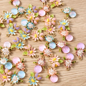 Vue détaillée de breloques bijoux DIY comprenant marguerites et coccinelles colorées