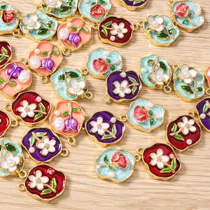 Detailansicht bunter Emaille-Blumenanhänger mit Perlen für DIY-Schmuckherstellung
