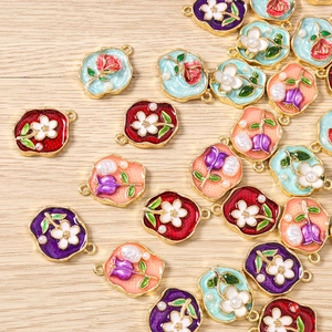 Detailansicht bunter Emaille-Blumenanhänger mit Goldbeschichtung und kleinen Perlen