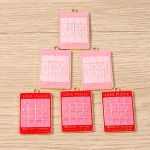 Detailansicht von Emaille-Herz-Puzzle-Anhängern mit Sprüchen für DIY-Schmuckherstellung