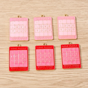 Set mit 6 romantischen Puzzle-Anhängern in Rosa und Rot für DIY-Schmuckherstellung