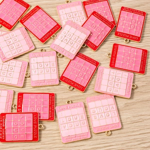 Makrofoto von I LOVE YOU Metallanhängern in Puzzleform mit rosa und roter Emaille