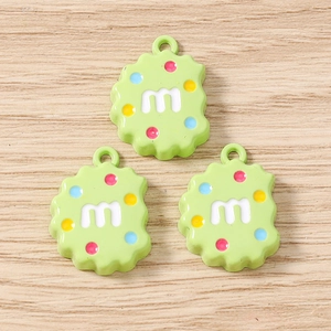 Vue détaillée de pendentifs en forme de fleur vert clair pour bijoux DIY avec la lettre m