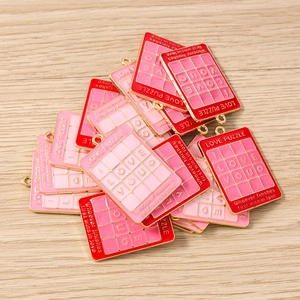 Makro-Detail von Emaille I LOVE YOU Herz-Puzzle-Anhänger für DIY-Schmuckherstellung