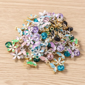 Détail macro de pendentifs fleurs et abeilles avec cristaux colorés pour création de bijoux