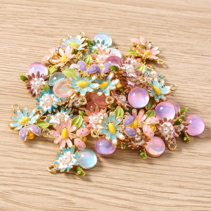Détail de breloques fleurs en alliage et perles colorées pour création de bijoux DIY