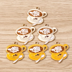 Set di 6 ciondoli a forma di tazza di caffè latte color crema e giallo per gioielli DIY