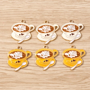 Dettagli dei ciondoli a tazza di caffè e latte per la creazione di gioielli fai da te