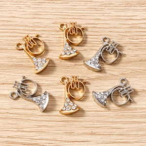 Détail de pendentifs en forme de cor d'harmonie or et argent avec strass pour bijoux