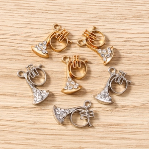 Vue détaillée des pendentifs cor musical avec strass pour création de bijoux DIY