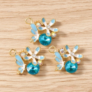 Détails de trois breloques papillon et fleur en cristal bleu pour création de bijoux DIY