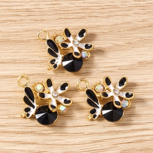 Détails de pendentifs floraux avec émail noir, strass et pierres précieuses facettées
