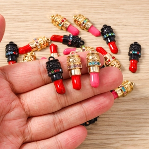 Detail van mini lippenstift bedeltjes met strassteentjes voor DIY sieraden maken