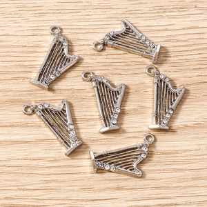 Détail de breloques harpe en argent avec strass pour création de bijoux DIY