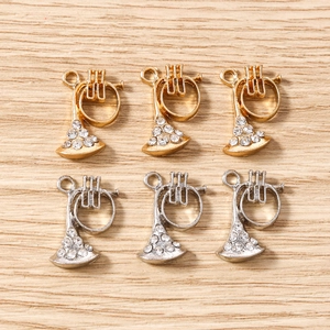 Détail de 6 breloques trompette or et argent avec strass pour création de bijoux DIY
