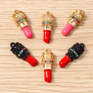 Detail van lippenstift hangers met fonkelende steentjes voor DIY kettingen en armbanden