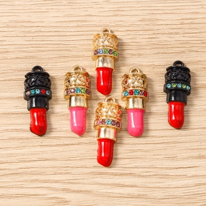 Detailweergave van lippenstift hangers met kleurrijke strass en barokke gravures