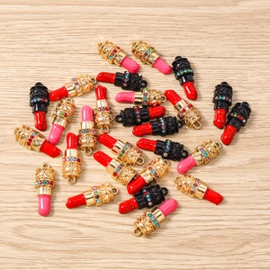 Macro-opname van lippenstift bedeltjes met strass voor het maken van DIY-sieraden