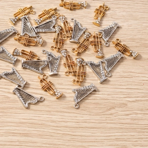 Vue détaillée des pendentifs trompette en or et argent avec strass pour bijoux DIY