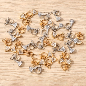 Détail de breloques en forme de trompette avec strass pour création de bijoux artisanaux