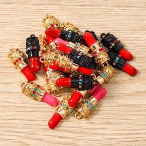 Macro-opname van lippenstift bedeltjes met kleurrijke kristallen en gouden details