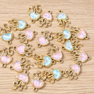 Détails de pendentifs méduse en résine irisée rose et bleue avec des accents dorés