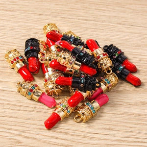 Detailopname van gouden lippenstift hangers met gekleurde strassteentjes voor DIY sieraden