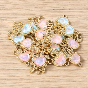 Détail de pendentifs en forme de cœur avec pierres colorées et strass scintillants