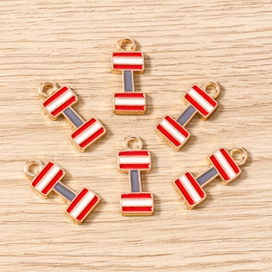 Detalle de 10 colgantes de mancuernas dorados con esmalte rojo y blanco para joyas DIY