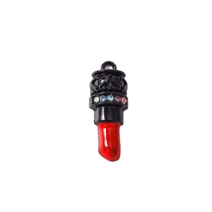 Lippenstift hanger met kleurrijke strass en rood emaille voor doe-het-zelf sieraden