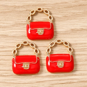 Trois pendentifs sac à main en émail rouge avec chaînes dorées pour la création de bijoux