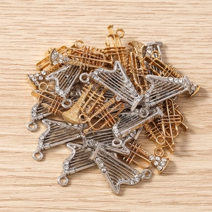 Vue macro de breloques d'instruments de musique avec placage d'or et strass brillants