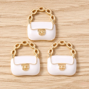 Détail de breloques de sac à main en émail blanc avec poignées dorées pour bijoux DIY