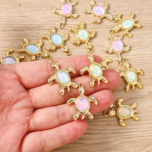 Gros plan détaillé de breloques tortues en alliage coloré avec incrustation pour bijoux DIY