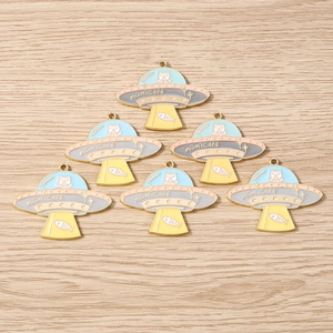 Ciondoli UFO in smalto con motivi a gatto e bordi dorati per creazione gioielli DIY