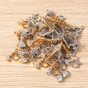 Détail de breloques en forme de trompette et harpe avec strass pour bijoux DIY