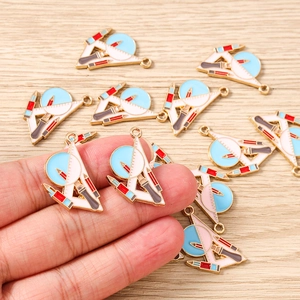 Vue détaillée des pendentifs émaillés outils scolaires avec règle et compas pour DIY