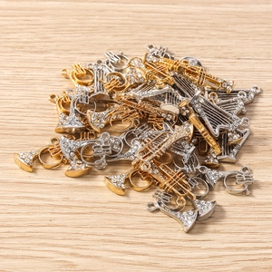 Détail de breloques instruments de musique avec cristaux pour bijoux DIY